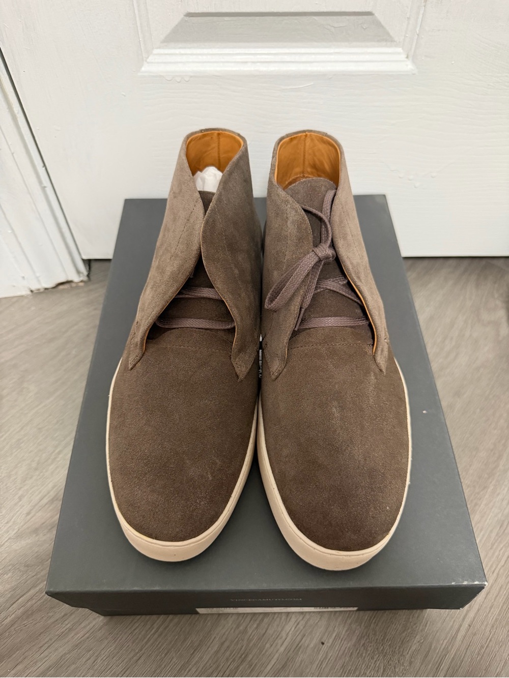 Vince Camuto Brown Taupe Cow Suede Chukka Boots with Cream Sole Size 8 New BNIB